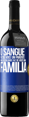 39,95 € Envio grátis | Vinho tinto Edição RED MBE Reserva O sangue faz de você um parente, mas a lealdade faz de você uma família Etiqueta Azul. Etiqueta personalizável Reserva 12 Meses Colheita 2014 Tempranillo