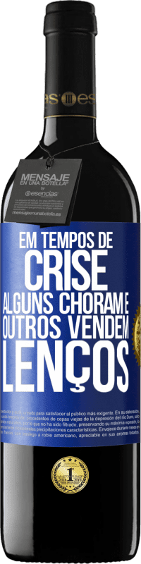 39,95 € Envio grátis | Vinho tinto Edição RED MBE Reserva Em tempos de crise, alguns choram e outros vendem lenços Etiqueta Azul. Etiqueta personalizável Reserva 12 Meses Colheita 2015 Tempranillo