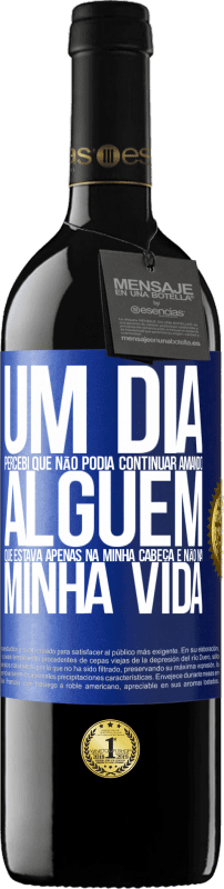 39,95 € Envio grátis | Vinho tinto Edição RED MBE Reserva Um dia, percebi que não podia continuar amando alguém que estava apenas na minha cabeça e não na minha vida Etiqueta Azul. Etiqueta personalizável Reserva 12 Meses Colheita 2015 Tempranillo