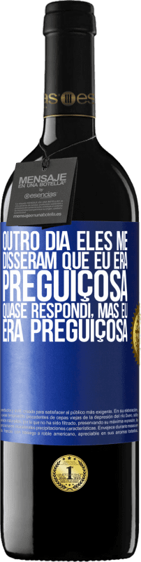 39,95 € Envio grátis | Vinho tinto Edição RED MBE Reserva Outro dia eles me disseram que eu era preguiçosa, quase respondi, mas eu era preguiçosa Etiqueta Azul. Etiqueta personalizável Reserva 12 Meses Colheita 2015 Tempranillo