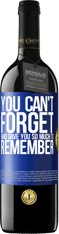 39,95 € Бесплатная доставка | Красное вино Издание RED MBE Бронировать Вы не можете забыть, кто дал вам так много, чтобы запомнить Синяя метка. Настраиваемая этикетка Бронировать 12 Месяцы Урожай 2014 Tempranillo