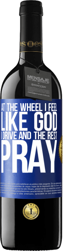 39,95 € 送料無料 | 赤ワイン REDエディション MBE 予約する 車輪で私は神のように感じます。私は運転し、残りは祈る 青いタグ. カスタマイズ可能なラベル 予約する 12 月 収穫 2014 Tempranillo
