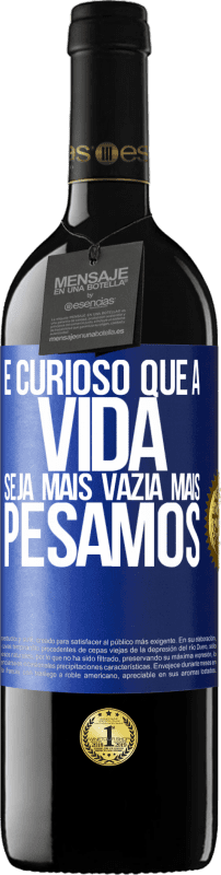 39,95 € Envio grátis | Vinho tinto Edição RED MBE Reserva É curioso que a vida seja mais vazia, mais pesamos Etiqueta Azul. Etiqueta personalizável Reserva 12 Meses Colheita 2016 Tempranillo