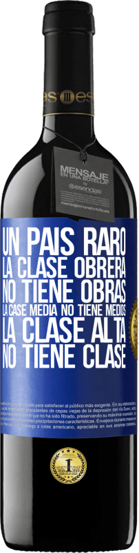 39,95 € Envío gratis | Vino Tinto Edición RED MBE Reserva Un país raro: la clase obrera no tiene obras, la case media no tiene medios, la clase alta no tiene clase Etiqueta Azul. Etiqueta personalizable Reserva 12 Meses Cosecha 2015 Tempranillo