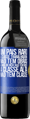 39,95 € Envio grátis | Vinho tinto Edição RED MBE Reserva Um país raro: a classe trabalhadora não tem obras, a caixa do meio não tem meios, a classe alta não tem classe Etiqueta Azul. Etiqueta personalizável Reserva 12 Meses Colheita 2015 Tempranillo