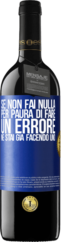 39,95 € Spedizione Gratuita | Vino rosso Edizione RED MBE Riserva Se non fai nulla per paura di fare un errore, ne stai già facendo uno Etichetta Blu. Etichetta personalizzabile Riserva 12 Mesi Raccogliere 2015 Tempranillo