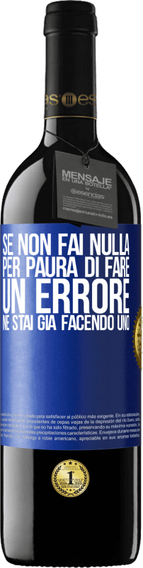 39,95 € Spedizione Gratuita | Vino rosso Edizione RED MBE Riserva Se non fai nulla per paura di fare un errore, ne stai già facendo uno Etichetta Blu. Etichetta personalizzabile Riserva 12 Mesi Raccogliere 2016 Tempranillo