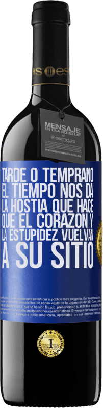 39,95 € Envío gratis | Vino Tinto Edición RED MBE Reserva Tarde o temprano el tiempo nos da la hostia que hace que el corazón y la estupidez vuelvan a su sitio Etiqueta Azul. Etiqueta personalizable Reserva 12 Meses Cosecha 2015 Tempranillo