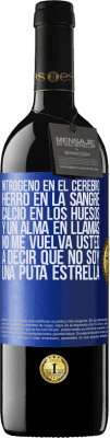 39,95 € Envío gratis | Vino Tinto Edición RED MBE Reserva Nitrógeno en el cerebro, hierro en la sangre, calcio en los huesos, y un alma en llamas. No me vuelva usted a decir que no Etiqueta Azul. Etiqueta personalizable Reserva 12 Meses Cosecha 2015 Tempranillo