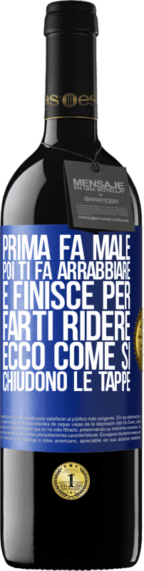 39,95 € Spedizione Gratuita | Vino rosso Edizione RED MBE Riserva Prima fa male, poi ti fa arrabbiare e finisce per farti ridere. Ecco come si chiudono le tappe Etichetta Blu. Etichetta personalizzabile Riserva 12 Mesi Raccogliere 2015 Tempranillo