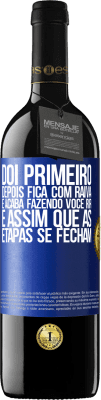 39,95 € Envio grátis | Vinho tinto Edição RED MBE Reserva Dói primeiro, depois fica com raiva e acaba fazendo você rir. É assim que as etapas se fecham Etiqueta Azul. Etiqueta personalizável Reserva 12 Meses Colheita 2015 Tempranillo