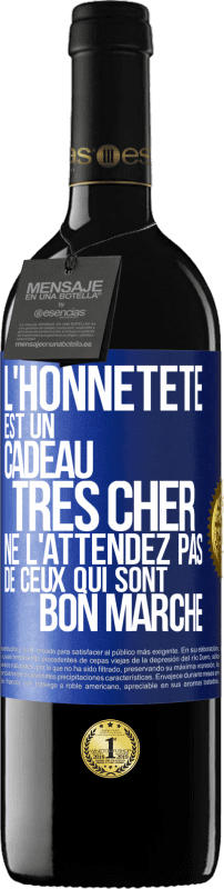 39,95 € Envoi gratuit | Vin rouge Édition RED MBE Réserve L'honnêteté est un cadeau très cher. Ne l'attendez pas de ceux qui sont bon marché Étiquette Bleue. Étiquette personnalisable Réserve 12 Mois Récolte 2015 Tempranillo