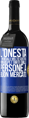 39,95 € Spedizione Gratuita | Vino rosso Edizione RED MBE Riserva L'onestà è un regalo molto costoso. Non aspettarti dalle persone a buon mercato Etichetta Blu. Etichetta personalizzabile Riserva 12 Mesi Raccogliere 2015 Tempranillo