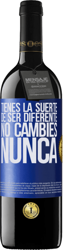 39,95 € Envío gratis | Vino Tinto Edición RED MBE Reserva Tienes la suerte de ser diferente. No cambies nunca Etiqueta Azul. Etiqueta personalizable Reserva 12 Meses Cosecha 2015 Tempranillo