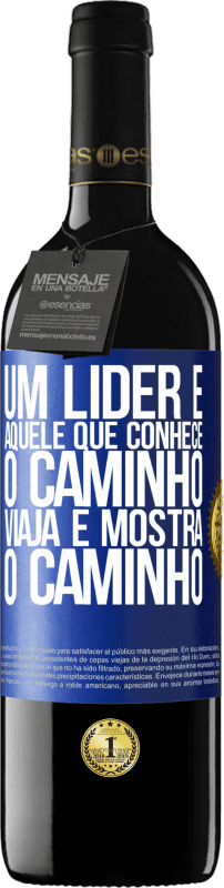 39,95 € Envio grátis | Vinho tinto Edição RED MBE Reserva Um líder é aquele que conhece o caminho, viaja e mostra o caminho Etiqueta Azul. Etiqueta personalizável Reserva 12 Meses Colheita 2015 Tempranillo