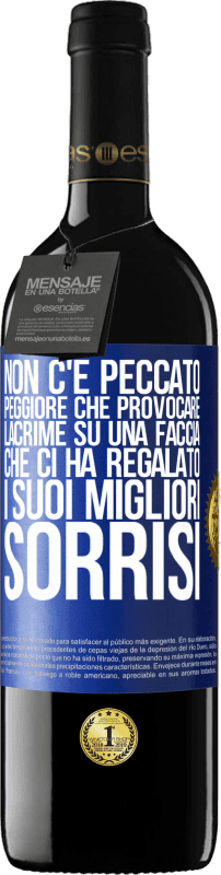 39,95 € Spedizione Gratuita | Vino rosso Edizione RED MBE Riserva Non c'è peccato peggiore che provocare lacrime su una faccia che ci ha regalato i suoi migliori sorrisi Etichetta Blu. Etichetta personalizzabile Riserva 12 Mesi Raccogliere 2015 Tempranillo