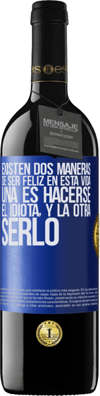 39,95 € Envío gratis | Vino Tinto Edición RED MBE Reserva Existen dos maneras de ser feliz en esta vida. Una es hacerse el idiota, y la otra serlo Etiqueta Azul. Etiqueta personalizable Reserva 12 Meses Cosecha 2015 Tempranillo