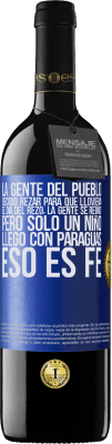 39,95 € Envío gratis | Vino Tinto Edición RED MBE Reserva La gente del pueblo decidió rezar para que lloviera. El día del rezo, la gente se reunió, pero sólo un niño llego con Etiqueta Azul. Etiqueta personalizable Reserva 12 Meses Cosecha 2014 Tempranillo