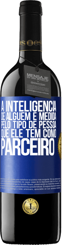 39,95 € Envio grátis | Vinho tinto Edição RED MBE Reserva A inteligência de alguém é medida pelo tipo de pessoa que ele tem como parceiro Etiqueta Azul. Etiqueta personalizável Reserva 12 Meses Colheita 2015 Tempranillo