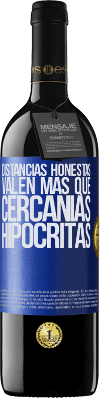 39,95 € Envío gratis | Vino Tinto Edición RED MBE Reserva Distancias honestas valen más que cercanías hipócritas Etiqueta Azul. Etiqueta personalizable Reserva 12 Meses Cosecha 2015 Tempranillo