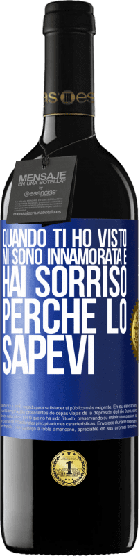 39,95 € Spedizione Gratuita | Vino rosso Edizione RED MBE Riserva Quando ti ho visto, mi sono innamorata e hai sorriso perché lo sapevi Etichetta Blu. Etichetta personalizzabile Riserva 12 Mesi Raccogliere 2015 Tempranillo