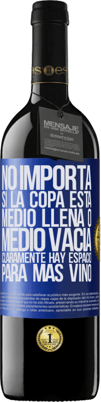 39,95 € Envío gratis | Vino Tinto Edición RED MBE Reserva No importa si la copa está medio llena o medio vacía. Cláramente hay espacio para más vino Etiqueta Azul. Etiqueta personalizable Reserva 12 Meses Cosecha 2015 Tempranillo