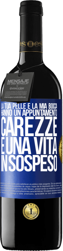 39,95 € Spedizione Gratuita | Vino rosso Edizione RED MBE Riserva La tua pelle e la mia bocca hanno un appuntamento, carezze e una vita in sospeso Etichetta Blu. Etichetta personalizzabile Riserva 12 Mesi Raccogliere 2015 Tempranillo