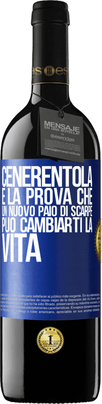 39,95 € Spedizione Gratuita | Vino rosso Edizione RED MBE Riserva Cenerentola è la prova che un nuovo paio di scarpe può cambiarti la vita Etichetta Blu. Etichetta personalizzabile Riserva 12 Mesi Raccogliere 2015 Tempranillo