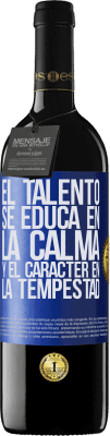 39,95 € Envío gratis | Vino Tinto Edición RED MBE Reserva El talento se educa en la calma y el carácter en la tempestad Etiqueta Azul. Etiqueta personalizable Reserva 12 Meses Cosecha 2014 Tempranillo