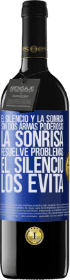 39,95 € Envío gratis | Vino Tinto Edición RED MBE Reserva El silencio y la sonrisa son dos armas poderosas. La sonrisa resuelve problemas, el silencio los evita Etiqueta Azul. Etiqueta personalizable Reserva 12 Meses Cosecha 2015 Tempranillo