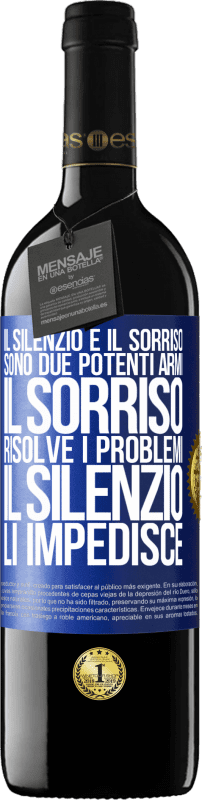 39,95 € Spedizione Gratuita | Vino rosso Edizione RED MBE Riserva Il silenzio e il sorriso sono due potenti armi. Il sorriso risolve i problemi, il silenzio li impedisce Etichetta Blu. Etichetta personalizzabile Riserva 12 Mesi Raccogliere 2015 Tempranillo