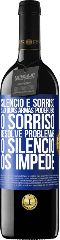 39,95 € Envio grátis | Vinho tinto Edição RED MBE Reserva Silêncio e sorriso são duas armas poderosas. O sorriso resolve problemas, o silêncio os impede Etiqueta Azul. Etiqueta personalizável Reserva 12 Meses Colheita 2015 Tempranillo