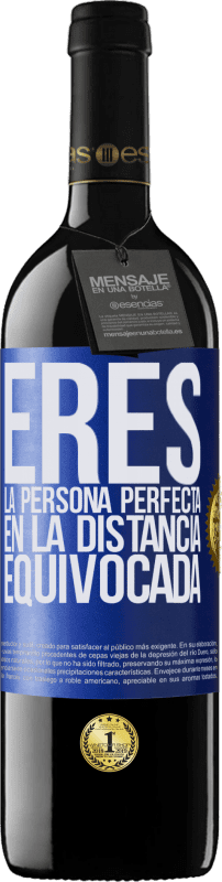 39,95 € Envío gratis | Vino Tinto Edición RED MBE Reserva Eres la persona perfecta en la distancia equivocada Etiqueta Azul. Etiqueta personalizable Reserva 12 Meses Cosecha 2015 Tempranillo