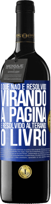 39,95 € Envio grátis | Vinho tinto Edição RED MBE Reserva O que não é resolvido virando a página, é resolvido alterando o livro Etiqueta Azul. Etiqueta personalizável Reserva 12 Meses Colheita 2016 Tempranillo