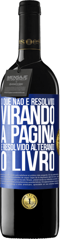 39,95 € Envio grátis | Vinho tinto Edição RED MBE Reserva O que não é resolvido virando a página, é resolvido alterando o livro Etiqueta Azul. Etiqueta personalizável Reserva 12 Meses Colheita 2015 Tempranillo