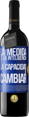 39,95 € Envío gratis | Vino Tinto Edición RED MBE Reserva La medida de la inteligencia es la capacidad de cambiar Etiqueta Azul. Etiqueta personalizable Reserva 12 Meses Cosecha 2014 Tempranillo