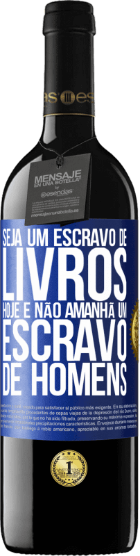 39,95 € Envio grátis | Vinho tinto Edição RED MBE Reserva Seja um escravo de livros hoje e não amanhã um escravo de homens Etiqueta Azul. Etiqueta personalizável Reserva 12 Meses Colheita 2015 Tempranillo