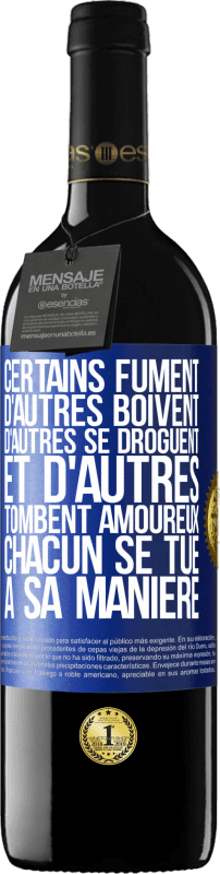 39,95 € Envoi gratuit | Vin rouge Édition RED MBE Réserve Certains fument, d'autres boivent, d'autres se droguent et d'autres tombent amoureux. Chacun se tue à sa manière Étiquette Bleue. Étiquette personnalisable Réserve 12 Mois Récolte 2015 Tempranillo