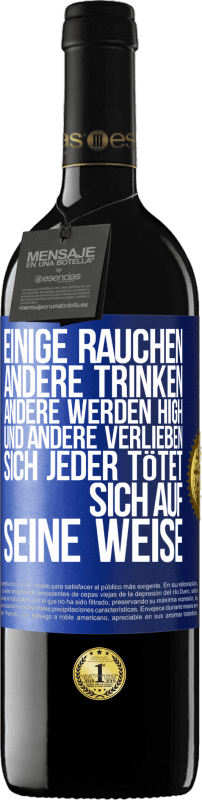 39,95 € Kostenloser Versand | Rotwein RED Ausgabe MBE Reserve Einige rauchen, andere trinken, andere werden high und andere verlieben sich. Jeder tötet sich auf seine Weise Blaue Markierung. Anpassbares Etikett Reserve 12 Monate Ernte 2015 Tempranillo