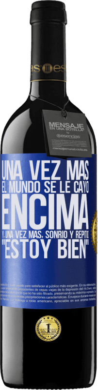 39,95 € Envío gratis | Vino Tinto Edición RED MBE Reserva Una vez más, el mundo se le cayó encima. Y, una vez más, sonrió y repitió Estoy bien Etiqueta Azul. Etiqueta personalizable Reserva 12 Meses Cosecha 2015 Tempranillo