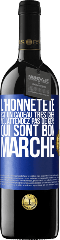 39,95 € Envoi gratuit | Vin rouge Édition RED MBE Réserve L'honnêteté est un cadeau très cher. Ne l'attendez pas de gens qui sont bon marché Étiquette Bleue. Étiquette personnalisable Réserve 12 Mois Récolte 2015 Tempranillo