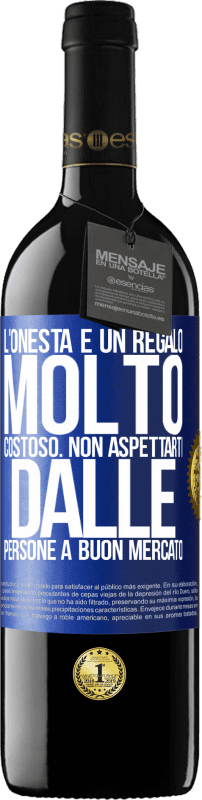 39,95 € Spedizione Gratuita | Vino rosso Edizione RED MBE Riserva L'onestà è un regalo molto costoso. Non aspettarti dalle persone a buon mercato Etichetta Blu. Etichetta personalizzabile Riserva 12 Mesi Raccogliere 2015 Tempranillo