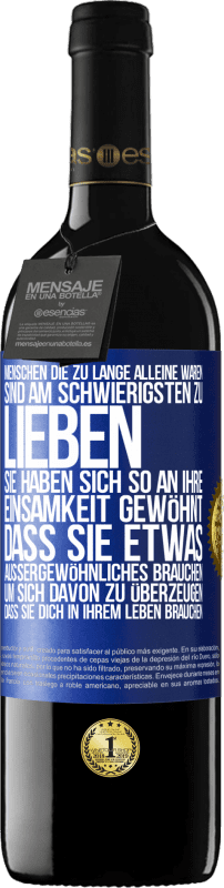 39,95 € Kostenloser Versand | Rotwein RED Ausgabe MBE Reserve Menschen, die zu lange alleine waren, sind am schwierigsten zu lieben. Sie haben sich so an ihre Einsamkeit gewöhnt, dass sie et Blaue Markierung. Anpassbares Etikett Reserve 12 Monate Ernte 2015 Tempranillo