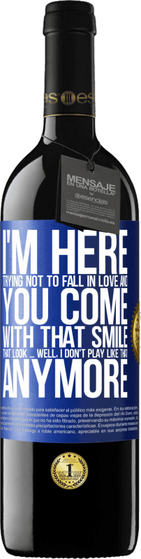 39,95 € 送料無料 | 赤ワイン REDエディション MBE 予約する 私はここで恋に落ちないようにしようとすると、あなたはその笑顔で私を残します 青いタグ. カスタマイズ可能なラベル 予約する 12 月 収穫 2014 Tempranillo