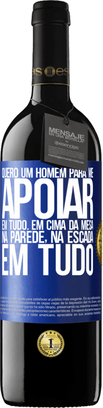 39,95 € Envio grátis | Vinho tinto Edição RED MBE Reserva Quero um homem para me apoiar em tudo ... Em cima da mesa, na parede, na escada ... Em tudo Etiqueta Azul. Etiqueta personalizável Reserva 12 Meses Colheita 2015 Tempranillo