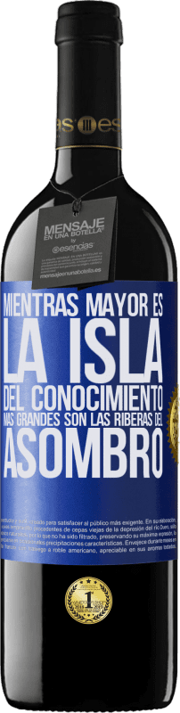 39,95 € Envío gratis | Vino Tinto Edición RED MBE Reserva Mientras mayor es la isla del conocimiento, más grandes son las riberas del asombro Etiqueta Azul. Etiqueta personalizable Reserva 12 Meses Cosecha 2015 Tempranillo