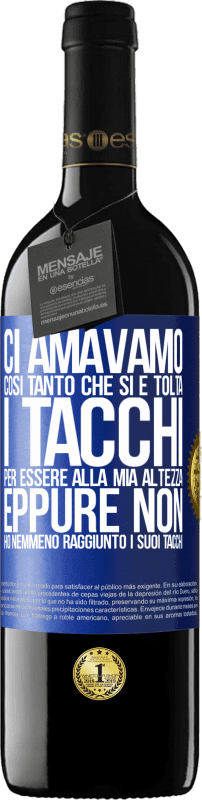 39,95 € Spedizione Gratuita | Vino rosso Edizione RED MBE Riserva Ci amavamo così tanto che si è tolta i tacchi per essere alla mia altezza, eppure non ho nemmeno raggiunto i suoi tacchi Etichetta Blu. Etichetta personalizzabile Riserva 12 Mesi Raccogliere 2015 Tempranillo