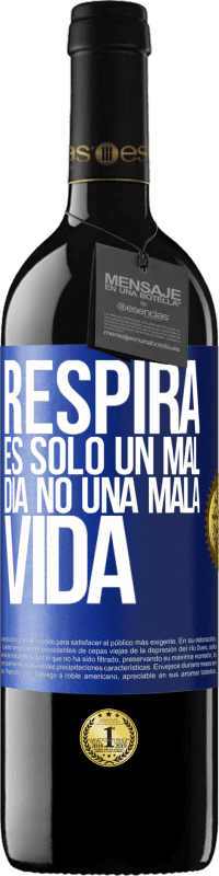 39,95 € Envío gratis | Vino Tinto Edición RED MBE Reserva Respira, es sólo un mal día, no una mala vida Etiqueta Azul. Etiqueta personalizable Reserva 12 Meses Cosecha 2015 Tempranillo