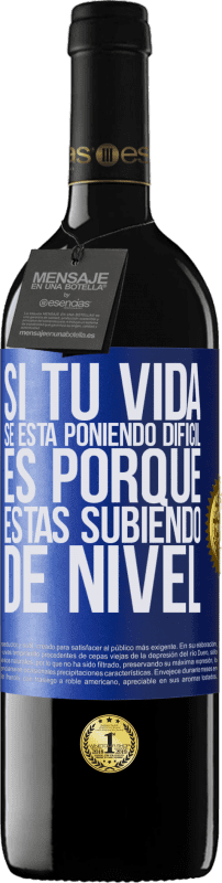 39,95 € Envío gratis | Vino Tinto Edición RED MBE Reserva Si tu vida se está poniendo difícil, es porque estás subiendo de nivel Etiqueta Azul. Etiqueta personalizable Reserva 12 Meses Cosecha 2015 Tempranillo