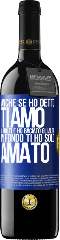 39,95 € Spedizione Gratuita | Vino rosso Edizione RED MBE Riserva Anche se ho detto Ti amo a molti e ho baciato gli altri, in fondo ti ho solo amato Etichetta Blu. Etichetta personalizzabile Riserva 12 Mesi Raccogliere 2016 Tempranillo
